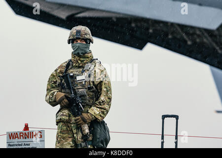 Ein 5. Security Forces Squadron Airman verteidigt eine C-17 Globemaster während einer Übung am Minot Air Force Base, N.D., Sept. 15, 2017. Stockfoto