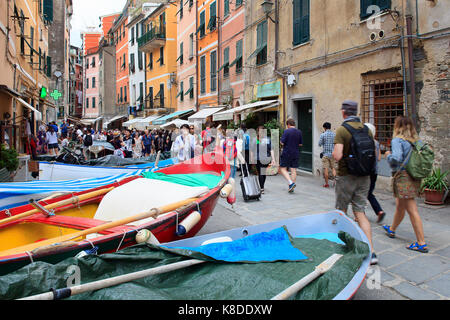 Manarola und Riomaggiore (SP), Italien - 15. September 2017: Blick auf eine Straße im Zentrum von Manarola. Kleine Motorboote sind auf der Straße ausgebreitet, unter Stockfoto