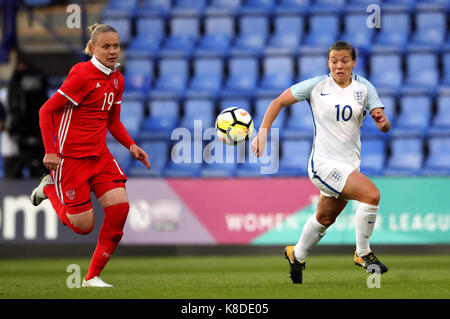 Russlands Ksenia Tsybutovich (links) und England Fran Kirby Kampf um den Ball während der FIFA 2019 Weltmeisterschaft der Frauen Qualifikationsspiel in Prenton Park, Birkenhead. Stockfoto