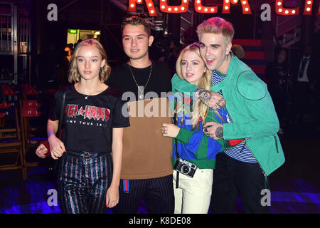 Rafferty Recht (zweiter von links) Anais Gallagher (Zweiter von rechts) und Gabriel-Kane Tag Lewis (rechts) während der Tommy Hilfiger Vordere Reihe während der London Fashion Week SS18 am Roundhouse, Chalk Farm Road, London statt. Bild Datum: Dienstag, den 19. September. Foto: Ian West/PA-Kabel Stockfoto