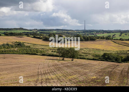 Blick über Herbst Felder mit Emley Moor Sendemast im Hintergrund Stockfoto