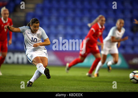 England's Fran Kirby Kerben drittes Ziel ihrer Seite des Spiels während der FIFA 2019 Weltmeisterschaft der Frauen Qualifikationsspiel in Prenton Park, Birkenhead. Stockfoto