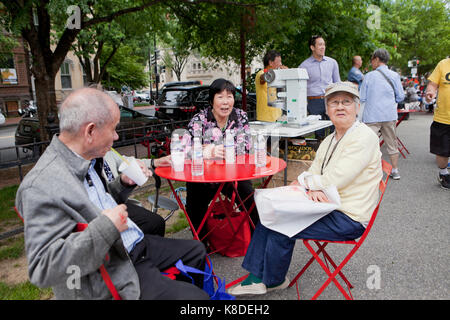 Chinesisch-amerikanische Senioren entspannen in Chinatown - Washington, DC, USA Stockfoto