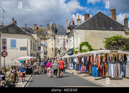 Frankreich, Indre-et-Loire, Touraine, Markt am Sonntag an der belebten Rue Gambetta in Langeais in Richtung Ende der mittelalterlichen Château de Langeais Stockfoto