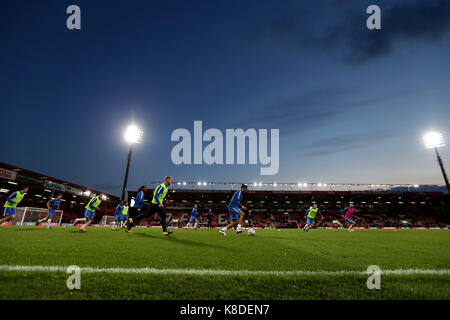 Allgemeine Ansicht von Brighton und Hove Albion Spieler Aufwärmen vor dem carabao Pokal, dritte Runde an der Vitalität Stadium, Bournemouth. Stockfoto