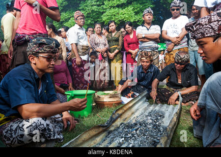 Kuta. Bali. Indonesien. Einäscherungszeremonie. Am Ende der Einäscherung sammeln sich Menschen und suchen in der Asche nach Objekten Stockfoto