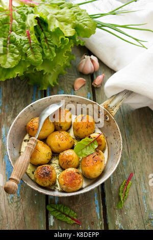 Gebratene junge Kartoffeln in einer Pfanne serviert pan. Stockfoto