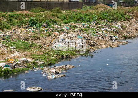 Die ngong Fluss, der mit Müll, Plastik Abfall und Müll verschmutzt ist, Nairobi, Kenia Stockfoto