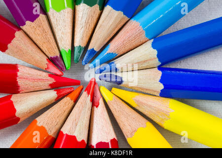 Buntstifte in runder Bildung auf weißem Hintergrund. Schuß an extreme Close-up Stockfoto