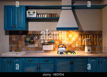 Küche mit blauen kochenden Kessel im Innenraum Stockfoto