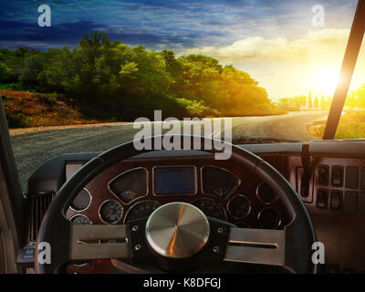 Blick auf die Straße von der LKW-Kabine Stockfoto