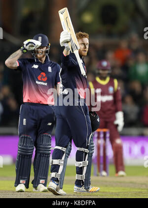 England's Jonny Bairstow feiert sein Jahrhundert gegen Westinseln, während der ersten Royal London einen Tag Länderspiel im Emirates Old Trafford, Manchester. Stockfoto