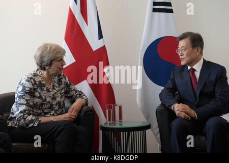 Premierminister Theresa May und südkoreanischen Präsidenten Mond Jae-In während eines bilateralen Treffens bei der Generalversammlung der Vereinten Nationen in New York, USA. Stockfoto