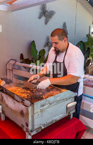 Hispanic Mann, Koch, Kochen auf Flat Top Grill, Grillen, Fleisch, grillen, Fleisch, Bratpfanne, Poolparty, Castro Valley, Alameda County, Kalifornien Stockfoto
