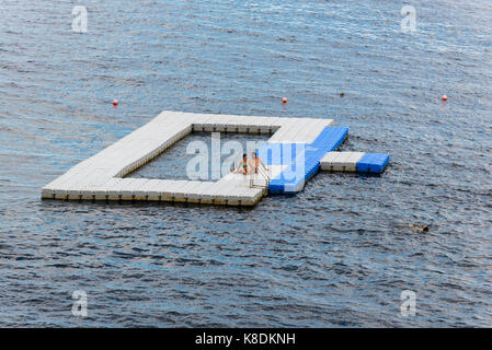 FUNCHAL, Madeira, Portugal - 10. SEPTEMBER 2017: Kunststoff schwimmenden Pier im Meer. Stockfoto