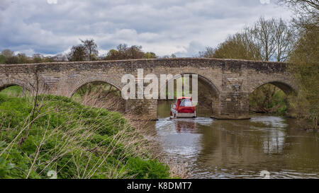 Teston Brücke über den Fluss Medway in Kent mit einem kleinen Boot über einen der Bögen Stockfoto