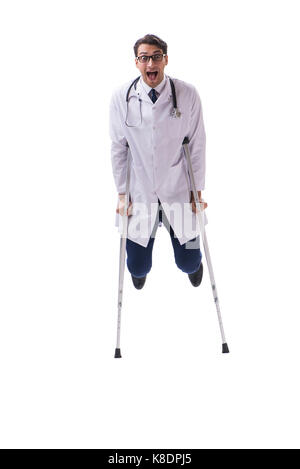 Junger Arzt Arzt ständigen Wandern auf weißem Hintergrund Stockfoto