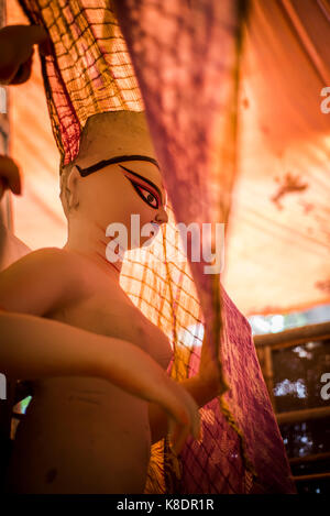 NEW DELHI, INDIEN - 17. SEPTEMBER 2017: Clay Idol der Göttin Durga, unter Vorbereitung für 'Durga Puja'' Festival, dem größten Festival des Hinduismus. Stockfoto