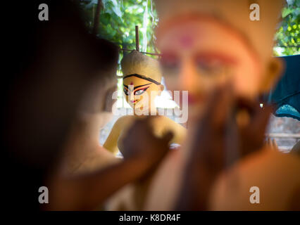 NEW DELHI, INDIEN - 17. SEPTEMBER 2017: ein Arbeiter, Ton Idol der Göttin Durga, unter Vorbereitung für 'Durga Puja'' Festival, dem größten Festival der H Stockfoto