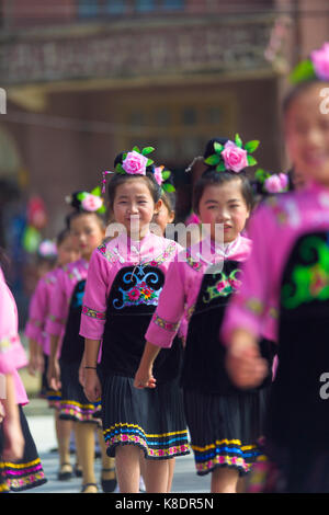 Xijiang, China - 15. September 2007: Miao Minderheit Mädchen in rosa und schwarzen Kleid mit einem Tanz an der Miao Dorf Xijiang, Gui gekleidet Stockfoto