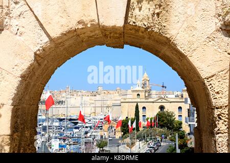 Blick durch einen Bogen zum Krieg Museum und Marina Wasser führenden, Vittoriosa (Sibenik), Malta, Europa. Stockfoto