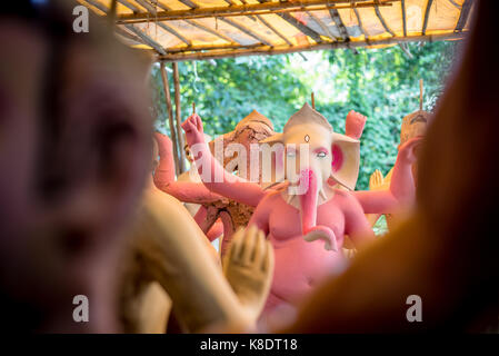 NEW DELHI, INDIEN - 17. SEPTEMBER 2017: Clay Idol von Gott Ganesh Ji, unter Vorbereitung für 'Durga Puja'' Festival, dem größten Festival des Hinduismus. Stockfoto
