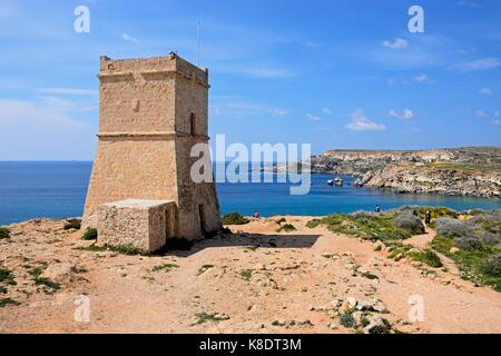 Ghajn Tuffieha Wachtturm mit Blick auf das Meer und die Klippen, Golden Bay, Malta, Europa. Stockfoto