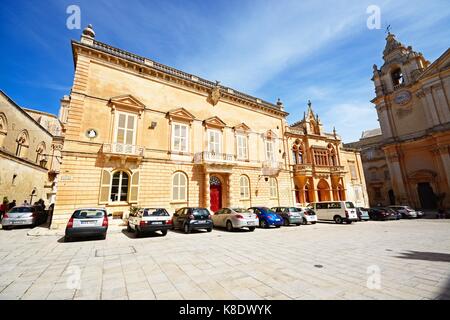 Bishops Palace und Teil der Kathedrale in der Pjazza San Pawl, Mdina, Malta, Europa. Stockfoto