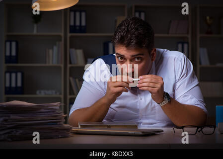 Der Mensch bleiben bis spät in die Nacht und das Rauchen von Marihuana Stockfoto