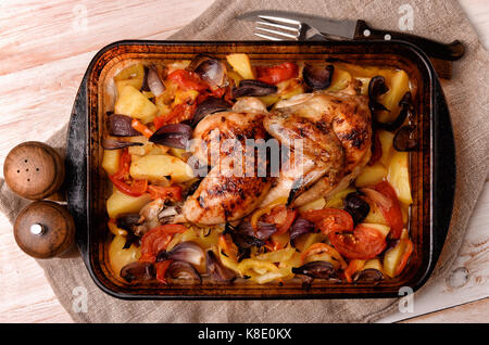 Draufsicht auf das Backblech mit gebackenes Huhn und Gemüse Stockfoto