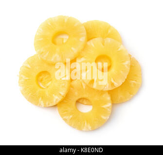 Blick von oben auf die Dosen Ananas Ringe isoliert auf weißem Stockfoto