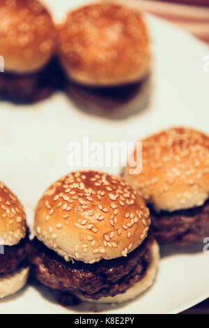 Hausgemachtes Rindfleisch mini Burger auf weiße Platte Stockfoto