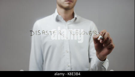 Disaster Recovery, Mann schreiben auf Glas Stockfoto