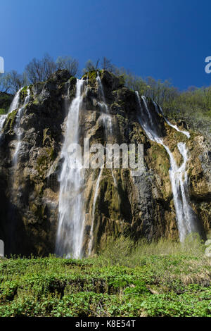 Kroatien, großer Wasserfall im Nationalpark Plitvicer Seen, Kroatien, Grosser Wasserfall im Nationalpark Plitvicer Seen gesehen Stockfoto