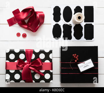 Elegant und schön schwarz, rot und weiß Weihnachtsgeschenke, diy Folieneinschlag Stockfoto