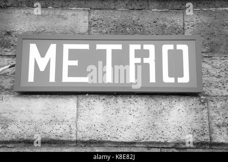 Paris, Frankreich: Metro Red Logo Zeichen im Central District von Paris. Stockfoto