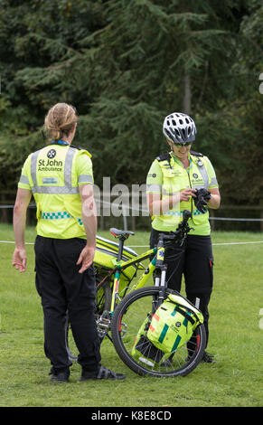 St John ambulance mit Zyklus mit einer Sportveranstaltung, England, Großbritannien Stockfoto