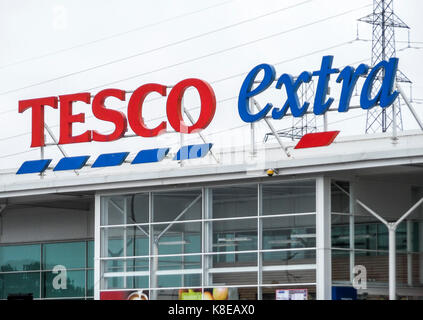 In der Nähe des Tesco Extra Zeichen bei Store in Stockton-on-Tees, England, Großbritannien Stockfoto