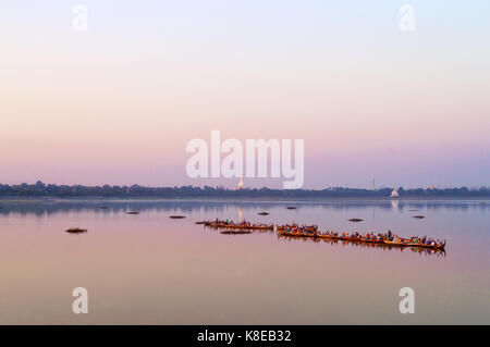 Traditionelle Burmesische Boote auf Taungthaman See bei Sonnenuntergang, in Amarapura, Mandalay, Myanmar Stockfoto