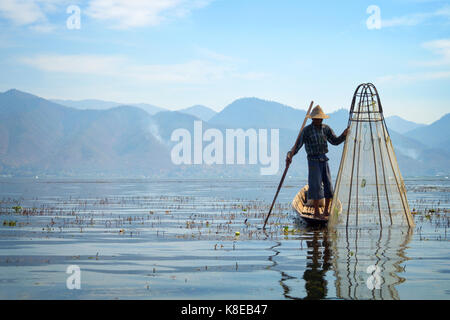 Burmesische Fischer auf Bambus-Boot Fischfang in traditioneller Weise mit handgefertigten Net. Inle-See, Myanmar (Burma), Reiseziel Stockfoto