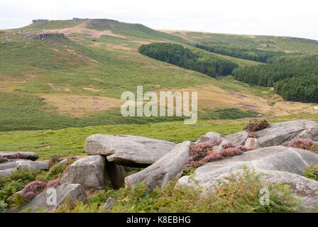 Derbyshire, Großbritannien - 23 Aug 2014: Carl Wark & Higger Tor aus einer Streuung von Felsbrocken auf Burbage South Kante am 24 Aug gesehen im Peak District Stockfoto