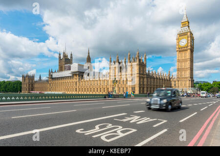 Taxi auf die Westminster Bridge, Palast von Westminster, Houses of Parliament, Big Ben, Westminster, London, England, Großbritannien Stockfoto