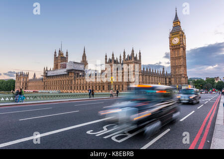 London Taxis auf die Westminster Bridge, Palast von Westminster, Houses of Parliament, Big Ben, Westminster, London, England Stockfoto