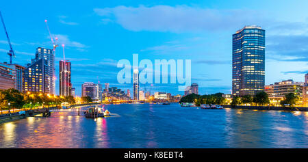 Blick von der Lambeth Brücke, Wolkenkratzer neben der Themse, Dämmerung, Bezirke von Millbank, Vauxhall, London, England Stockfoto