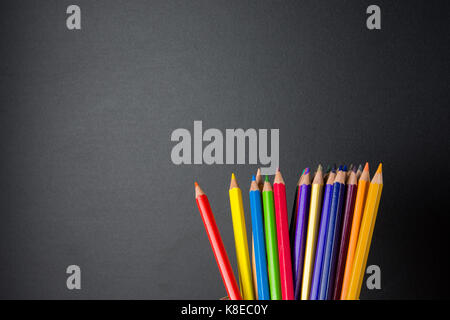 Buntstifte auf blackboard Hintergrund, zurück in die Schule Konzept Stockfoto