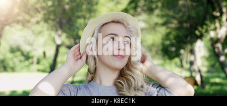 Porträt der jungen Frau in einen Hut. Stockfoto