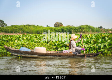 Lokale Händler im Ruderboot, schwimmenden Dorf, Bootsfahrt, Tonle Sap See, Kambodscha, Südostasien Stockfoto