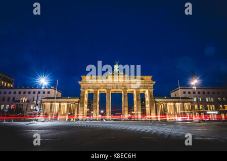 Brandenburger Tor mit Spuren von Licht, in der Nacht, Berlin-Mitte, Berlin, Deutschland Stockfoto