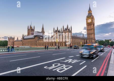 London Taxis auf die Westminster Bridge, Palast von Westminster, Houses of Parliament, Big Ben, Westminster, London, England Stockfoto