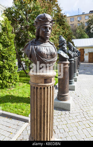 Moskau, Russland - 16. SEPTEMBER 2017: Büste auf der Gasse der Herrscher von Russland im Innenhof des Museums für militärische Form des russischen Militärs historischen Stockfoto